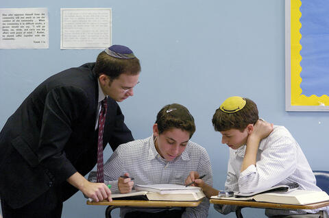 Enseignante Azrieli avec deux jeunes élèves